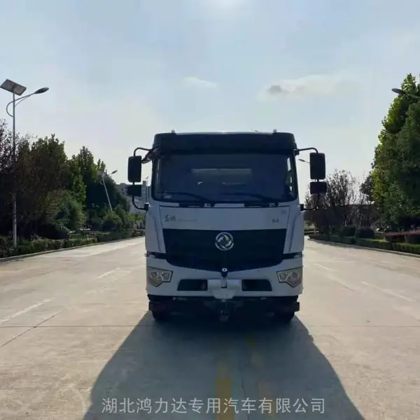 重庆20方洒水车助力城市除尘降温
