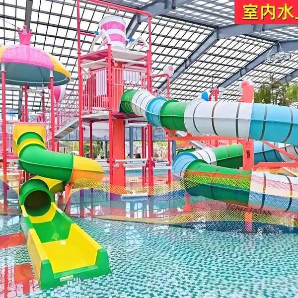 糖果风格水上乐园水寨,儿童戏水池组合滑梯,包含喷水枪、水桶、攀爬网