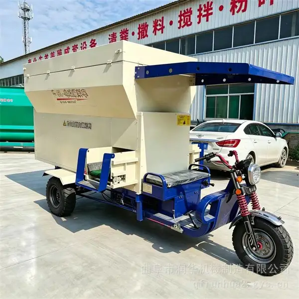牛羊电动撒料车 绞龙式饲料撒料车 5立方搅拌撒料一体机