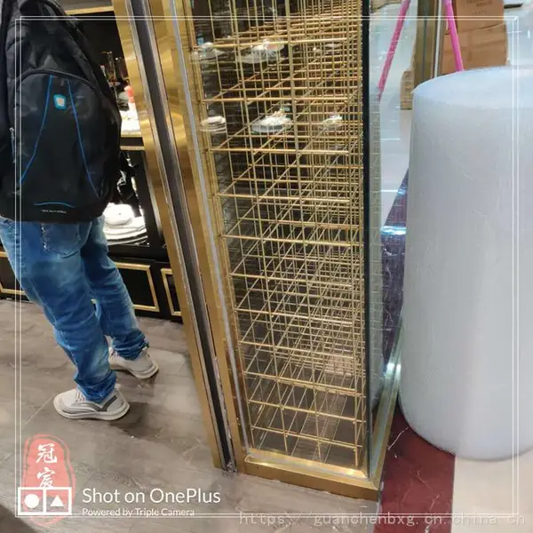 江苏徐州样板房钢化玻璃不锈钢博古架超市化妆品货架展示架金属隔断
