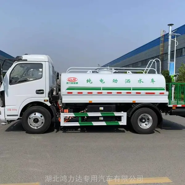 陕西15吨洒水车穿梭城市街道为道路降尘保湿守护环境整洁