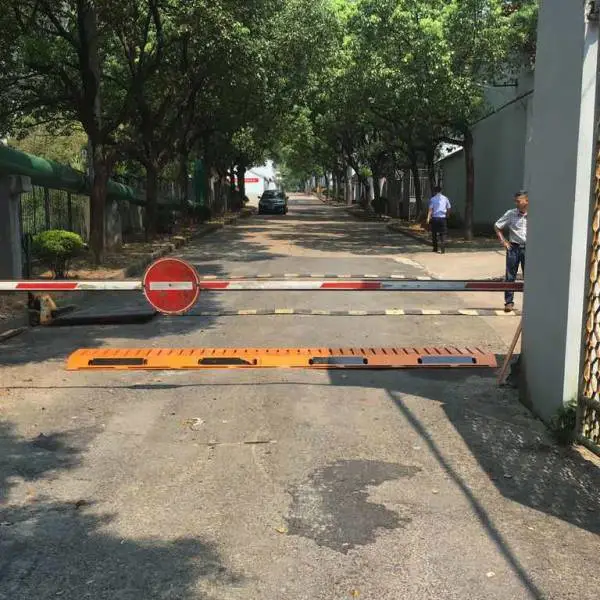 遥控便捷式阻车路障破胎器图片闯岗自动扎胎减速带地埋式挡车器厂家安装