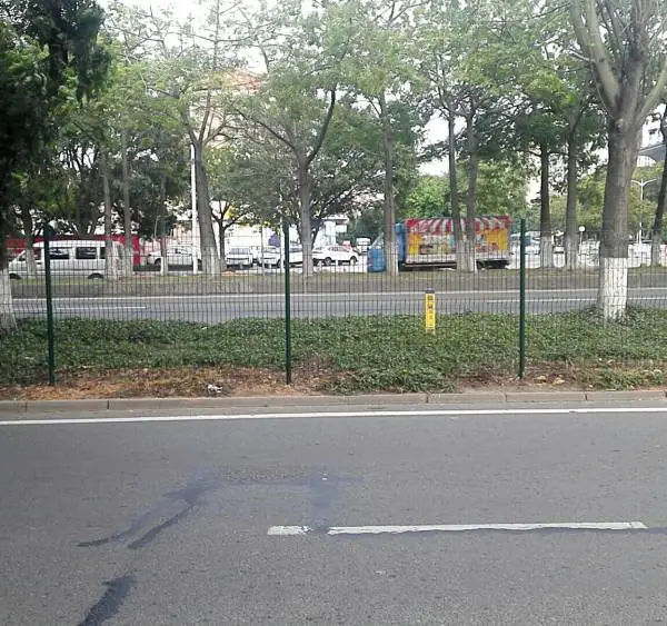 供应广东公路中央隔离网高速公路护栏网道路分隔网生产安装