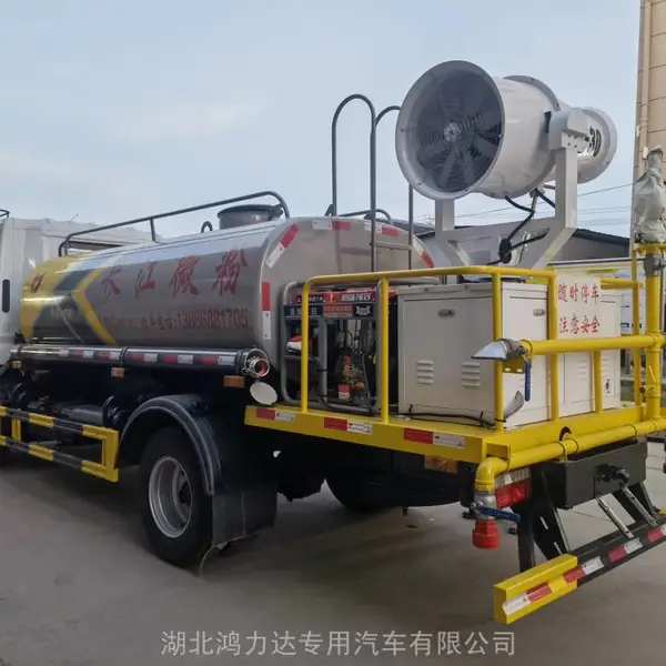 新疆2方洒水车穿梭在城市街道为环境降尘增湿作业不停歇