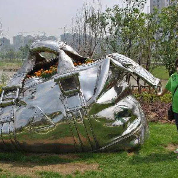 草地背包雕塑摆放 落地书包雕塑 抽象兽头景观雕塑 节日庆典包包雕塑