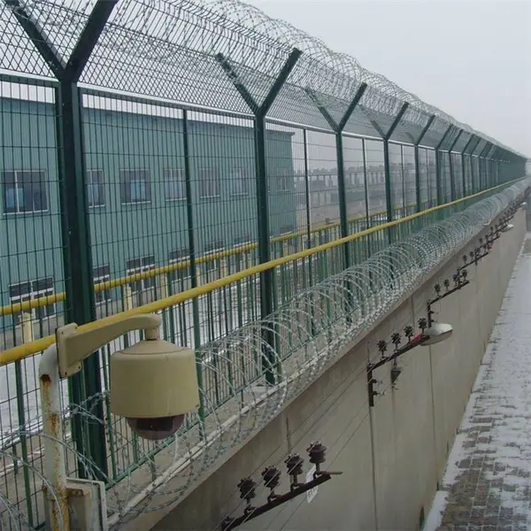 定制监狱哨所隔离网 4米高墙隔离网 巡逻道墙上隔离网