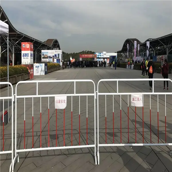 铁马市政护栏 红白色铁管栅栏 庭院防护隔离栏