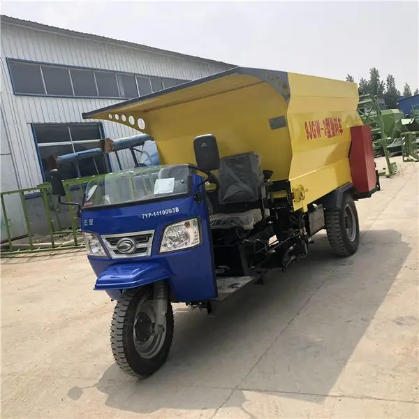 养殖场青储饲料撒料车 育肥牛饲喂抛料车 多功能搅撒一体机