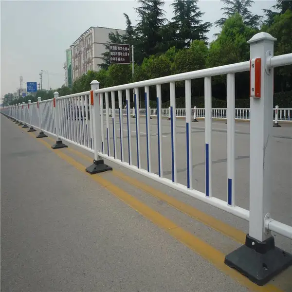 公路护栏市政围挡 淮盛车人隔离栏 城市中央道路安全铁栏