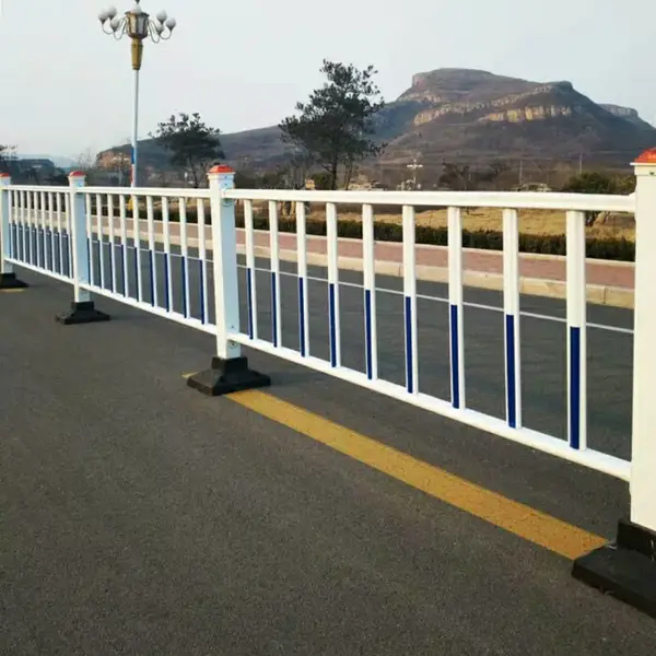 定制市政护栏锌钢道路中间隔离护栏停车场隔离护栏网交通护栏亚宏