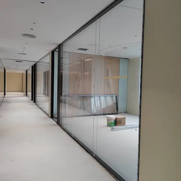 东莞横沥全景玻璃隔断 办公隔断墙 双层中空玻璃 现货供应