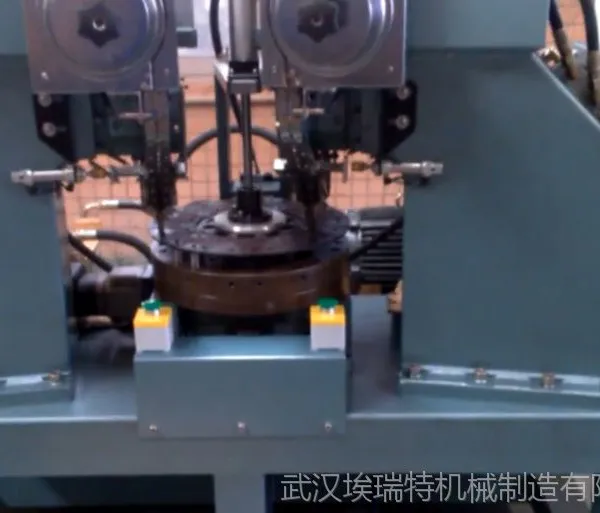 埃瑞特刹车片自动铆接机,伺服分度盘定位,双工送料双位加工