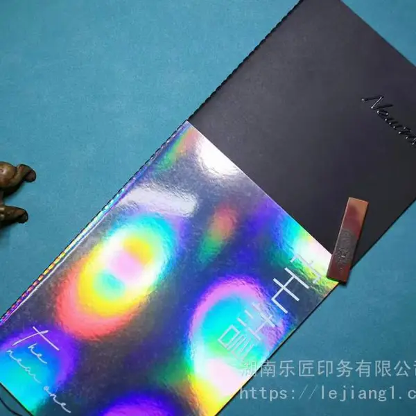 画册、精装书。镭射纸和特种纸搭配烫金、浮雕烫、专色印刷系列工艺及踩线装订结合