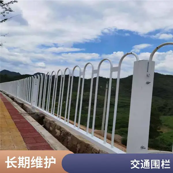 人行道隔离围栏 金属可拼接护栏 小区入口车辆分隔栏杆
