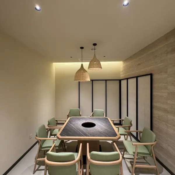连锁火锅店餐桌 多多乐家具餐厅岩板火锅桌 实木火锅餐桌椅