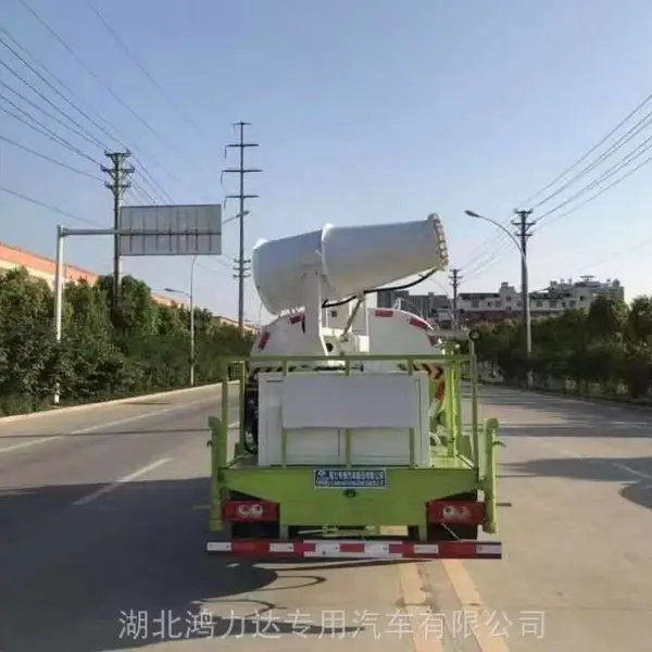 天津12方洒水车穿梭城市街道作业为环境降尘添净美