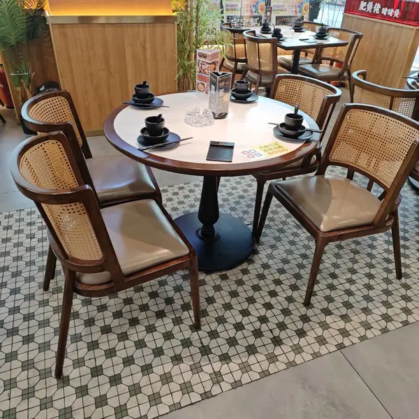现代简约实木餐桌 1.2米白蜡木餐桌椅 小户型餐厅家具