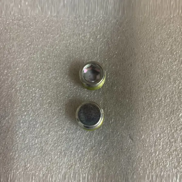 优势供应东风发动机赌头螺塞 4931643