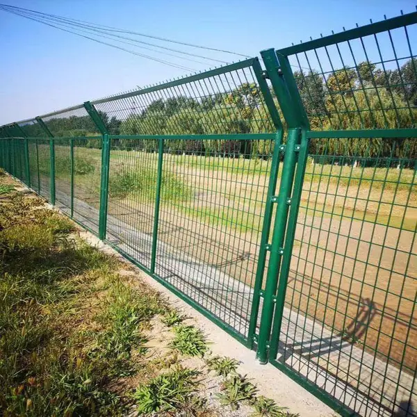 供应圈地围网 2米高河边防抛网 雷泰 公路护栏 *** 市政护栏 美观牢固
