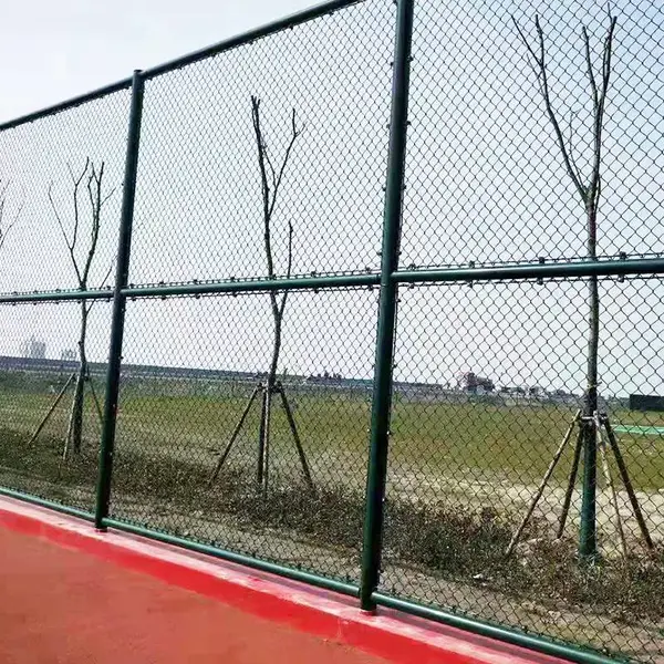 体育场围栏网 篮球场防护栏 热镀锌加浸塑 使用寿命长 河北产地