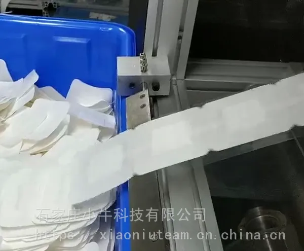 小牛全自动膏药机医用敷贴机器双排电极片生产设备医用包装机