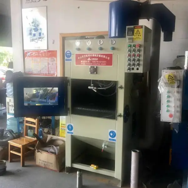 履带式自动喷砂机 金属砂光机小型产品处理 白城喷砂机