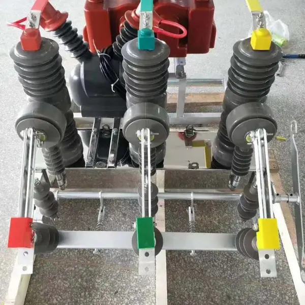 户外智能断路器ZW32-12G/630柱上真空智能开关 言程智能断路器带隔离PT