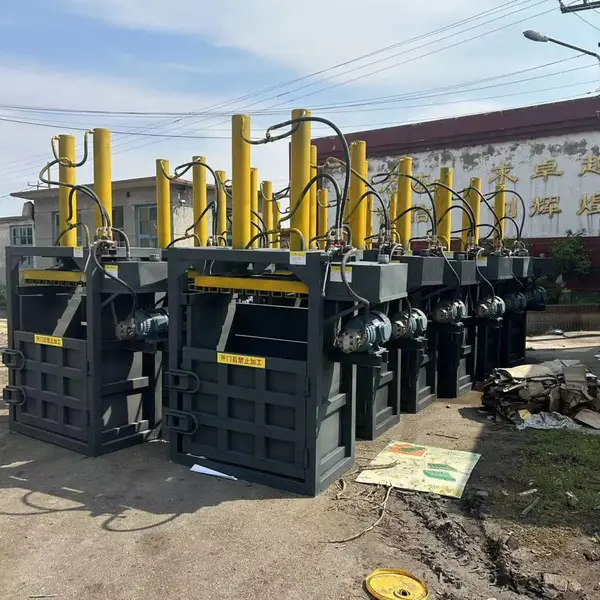 骏晟 小型油漆桶压扁机视频 地毯厂下脚料液压打块机