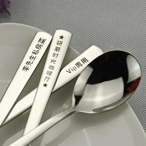 刀片刀具餐刀光纤激光打码机刀打标机金属20W刻字机可代加工找亨奇激光对了