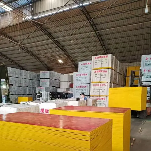 湖北建筑模板厂家推荐|咸宁嘉鱼新松模板佰年松木业,高层项目专用覆膜模板,不易起皮不变形