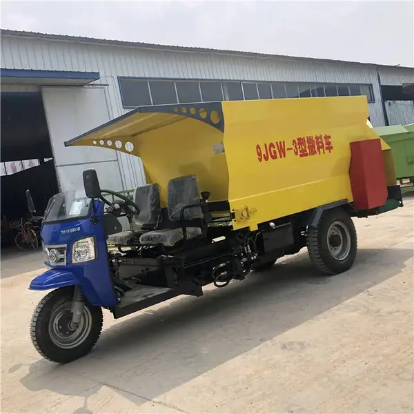 TMR粉碎饲料撒料车 养牛场自动喂料机 7方电动投草车