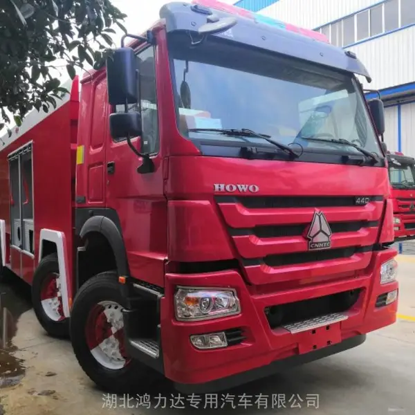上海东风153型抢险消防车奔赴灾区执行紧急救援任务