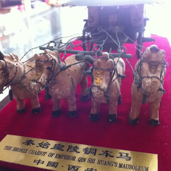 西安铜车马摆件销售,秦始皇马车仿古铜车马摆件礼品送人旅游出国礼品