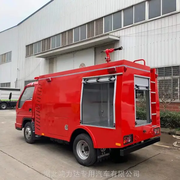 上海5方洒水车开展道路清洁作业