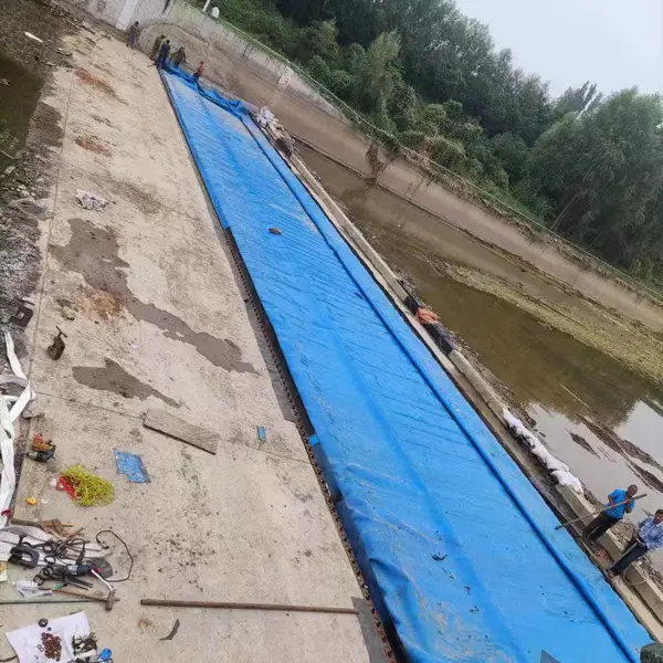 充气橡胶坝袋裂口修补 水利橡胶坝老化脱胶修复 水利现场抢修工程