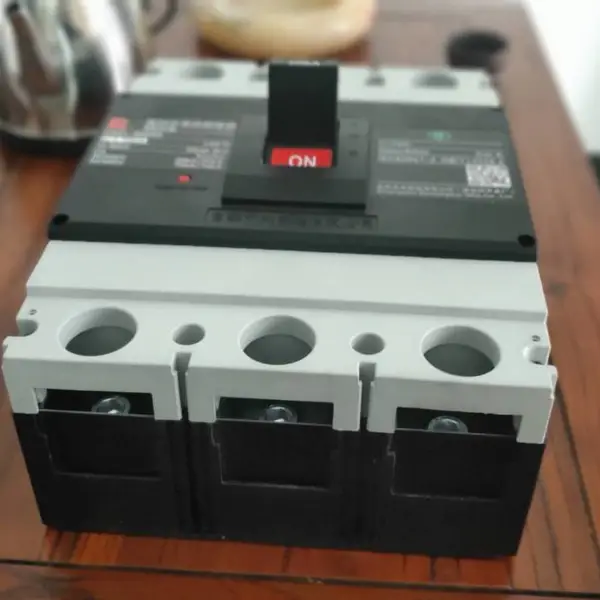 ���쿪�س��ܿǶ�·��CM3-100C-3300(10A.16A.~100A)��������MCCB �ֻ�