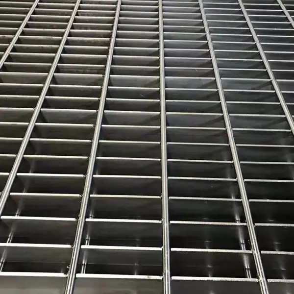 山东淄博专业加工异形定制平台用钢格板 地沟用钢格栅,楼梯踏步板