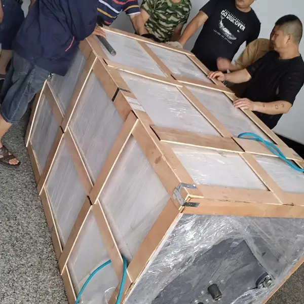 工人上楼搬运旧衣服 搬运旧家具 搬生活用品搬家临时工