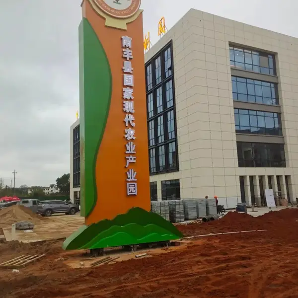 地标标识焕新,南丰户外不锈钢精神堡垒雕塑指示牌实景落地