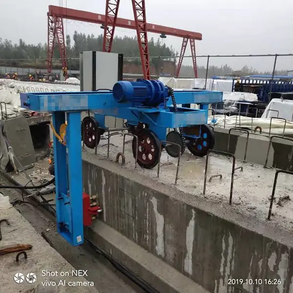双面梁凿毛机,桥盖板梁凿毛自行箱梁立面凿毛机