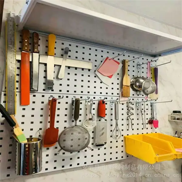青岛 仓储冲孔货架 零食超市铁板挂架尺寸 迅鹰收纳工具展示方孔板