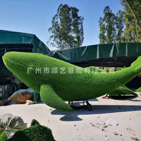 户外仿真绿植鲸鱼摆件 植草海洋动物玻璃钢雕塑 园林景观装饰定制