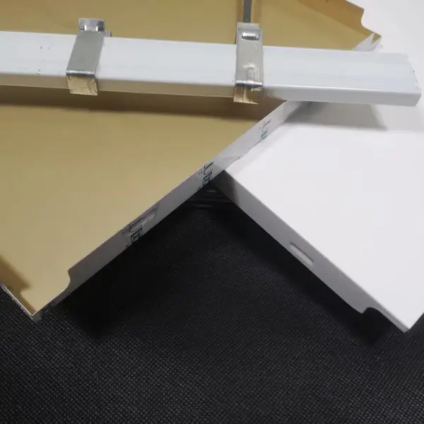 人才公寓精装修厨卫天花板吊顶装饰材料OULU欧陆300*300毫米滚涂铝扣板
