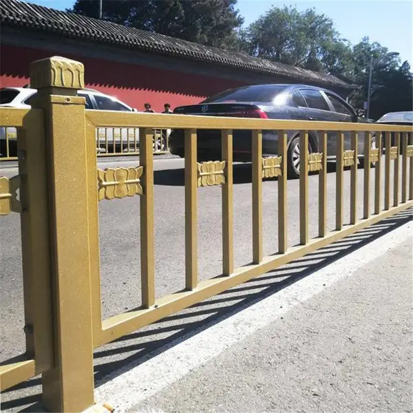 成都道路隔离网 交通设施护栏网 橡胶底座防撞网栏