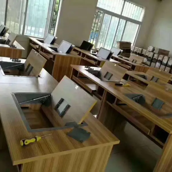 【昆明培训桌会议桌电脑桌钢架桌屏风卡座办公沙发】