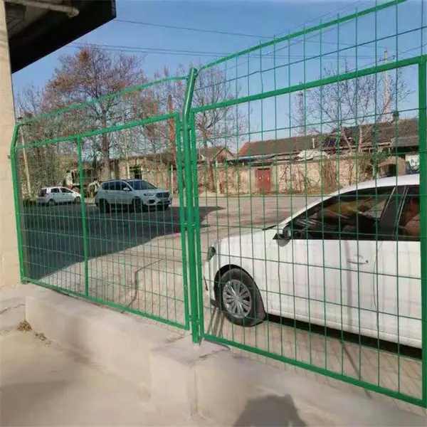 绿色防护围栏 果园公路护栏网 运动场封闭隔离栏