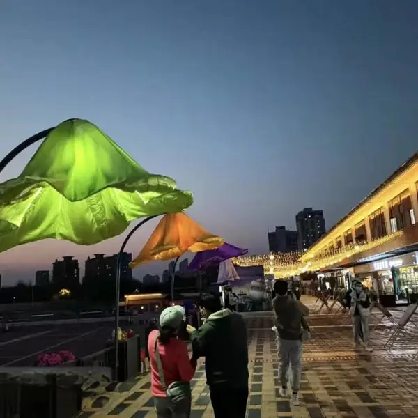 商场美陈装饰道具人体感应花网红自动开合气模花朵充气灯光仿真花