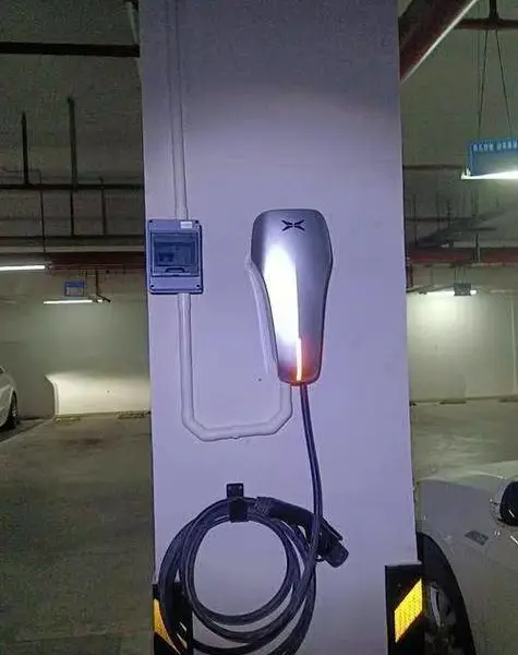 小鹏 7kW 家充桩亮红灯报错无法充电,持证电工上门检修故障