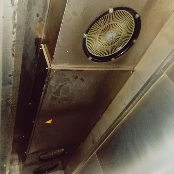 西安养老福利院食堂温和运维方案,单位油烟机搭配油烟管道清洗适配高龄居住环境