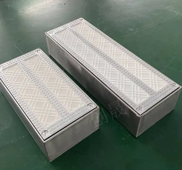 红绿灯发光斑马线